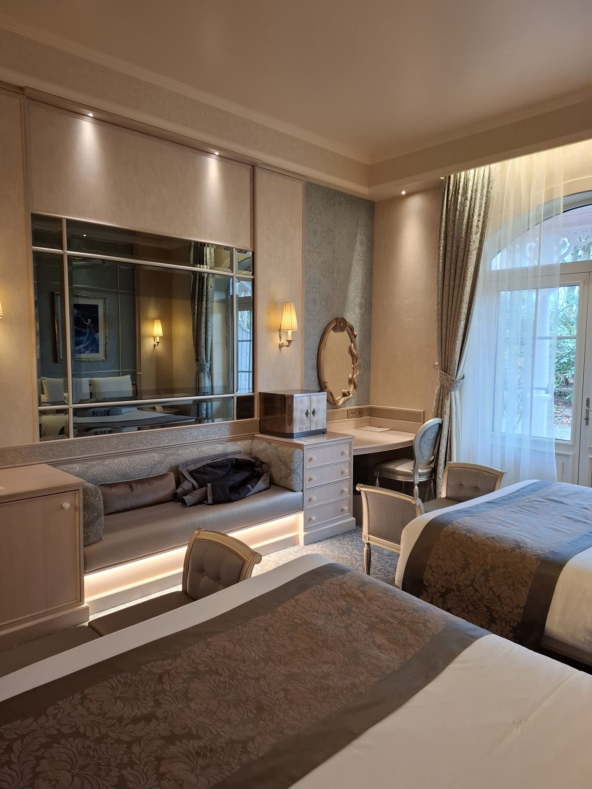 Lobby Disneyland Hotel detail